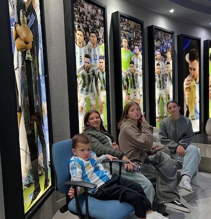 Además de conocer a los futbolistas, recorrieron las instalaciones del predio de la AFA (Foto: Instagram @fabiancuberooficial)