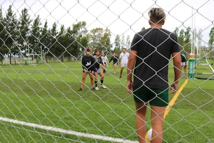 Además de danza y rugby, el club cuenta con un equipo de fútbol femenino