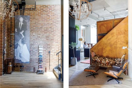 Además de dar la bienvenida, la gigantografía de la foto de los dueños oculta el tablero y los caños de luz. Piso de porcelanato símil madera (Barugel), alfombra ‘Alexa’ (El Espartano), poltrona ‘Eames Lounge’ (Herman Miller) y carro leñero (Binomio Arquitectura & Diseño). La araña de caireles (Mercado Libre) fue intervenida por los dueños con aros de hierro. Maceta y olivo (Ciudad Naturaleza).