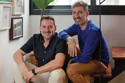 Además de dedicarse desde hace más de veinte años a la salud en el campo de la obesidad, Verón se prepara para sumarse a la 12° temporada de “Cuestión de peso”. Por su parte, Verdoia acaba de estrenar en el Teatro Cervantes su nueva obra, “Matar a un elefante”. “Haber presentado un proyecto ahí y que haya sido elegido entre más de 600, me hace sentir que llegué a un lugar muy anhelado y muy soñado…en algún punto creo que reafirma que lo que yo elegí para mi vida tuvo sentido”, dice orgulloso el dramaturgo.