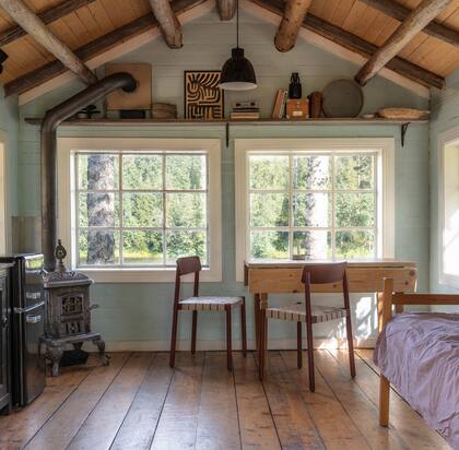 Además de esta cabaña fija, los dueños de casa están construyendo unidades móviles para seguir recibiendo gente durante los meses de verano, en los que suelen tener muchas visitas y una amplia demanda de inquilinos.