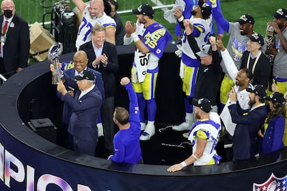Además de este equipo de fútbol americano, Kroenke es dueño de equipos de básquet, fútbol y hockey sobre hielo