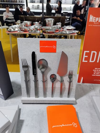 Además de fabricar algunos de los automóviles más emblemáticos, Pininfarina ha ampliado su experiencia en diseño a artículos de cocina y para el hogar de lujo, colaborando con marcas líderes como Mepra.