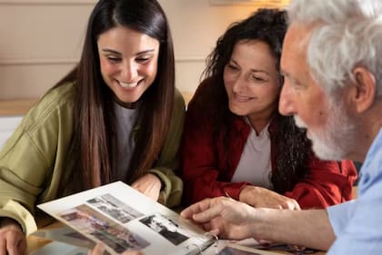 Además de favorecer a quienes recuerdan, esta práctica puede ayudar a fortalecer los vínculos familiares y rescatar historias que de otro modo podrían perderse