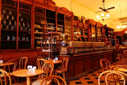 Además de grandes cafés y tés, en este café notable también hay espacio para platos con huevo.