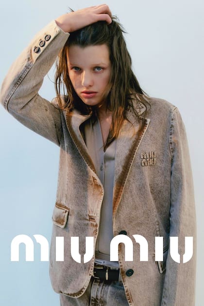Además de haber sido tapa de varias publicaciones de moda, hoy es musa de la nueva colección de Miu Miu.