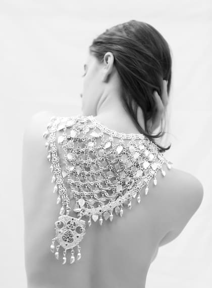 Además de hacer piezas propias, Bernardita restaura hallazgos antiguos, como este espectacular collar rescatado de una feria