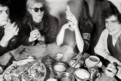 Además de Iggy Pop y David Bowie, Max's Kansas City atrajo la atención de genios y fenómenos como Andy Warhol, Lou Reed, Sid Vicious y William Burroughs