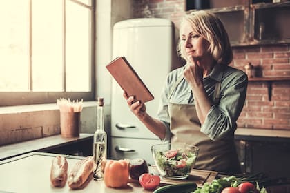 Además de la alimentación, también se recomienda realizar actividad física, mantener una actividad intelectual y social