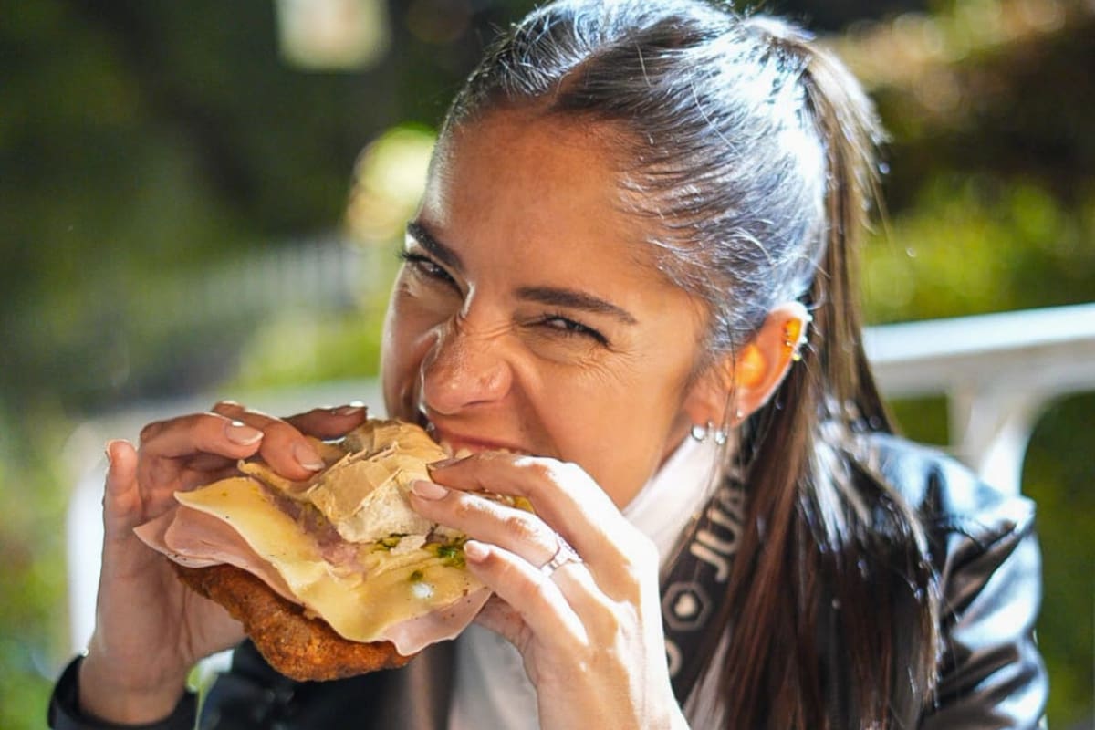 Además de la comida salada, habrá propuestas de bebidas —cerveza, vinos, vermú, coctelería, café— y opciones dulces con helados, alfajores, chocolatería y pastelería para armar un paseo completo de mediodía, tarde o noche