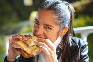 Además de la comida salada, habrá propuestas de bebidas —cerveza, vinos, vermú, coctelería, café— y opciones dulces con helados, alfajores, chocolatería y pastelería para armar un paseo completo de mediodía, tarde o noche
