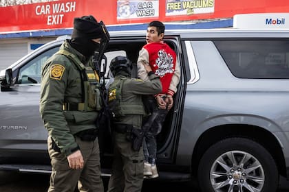 Además de la deportación, migrantes indocumentados en Estados Unidos pueden acumular multas diarias