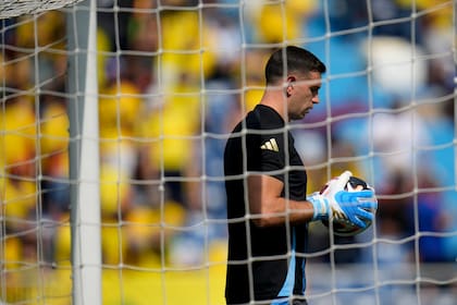 Además de la derrota, Emiliano Martínez se llevó de Barranquilla el disgusto de haber protagonizado un incidente con un camarógrafo, que más tarde le acarrearía una suspensión.