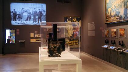 Además de la exhibición de cámaras antiguas y afiches, hay proyecciones y dispositivos electrónicos interactivos que permiten ver y escuchar al cine argentino de otras épocas