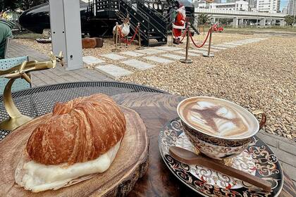 Además de la extensa variedad de bebidas, hay opciones de panadería y desayunos igualmente atractivos