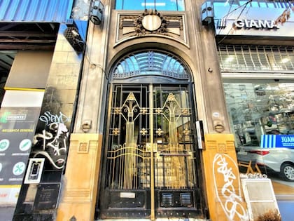 Además de la fachada y la cúpula, se destacada la puerta de hierro.
