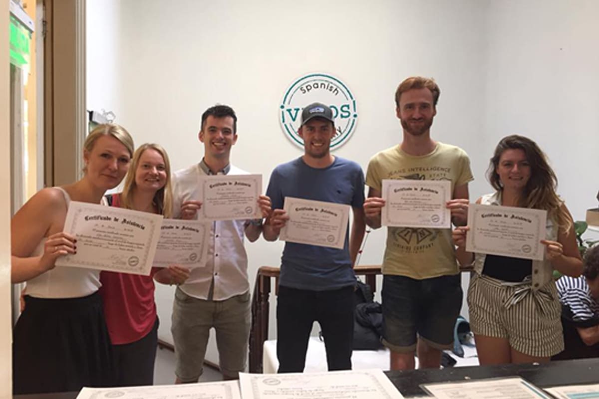 Además de la gramática, muchos buscan practicar la conversación con extranjeros y adquirir una pronunciación sin acento local