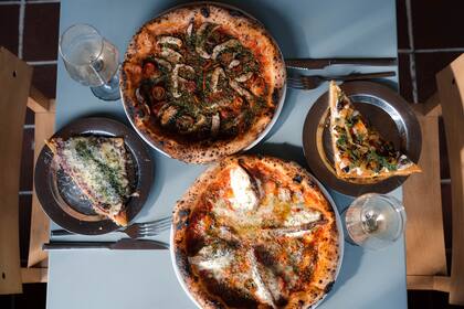 Además de la pizza con hongos y con anchoas, hacen una reversión de fugazzetta y una buena fainá