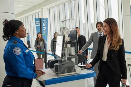 Además de la Real ID, la TSA permite presentar otras identificaciones aceptables para abordar un vuelo