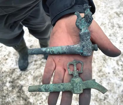 Además de la tabla maldita, encontraron grifería de la época