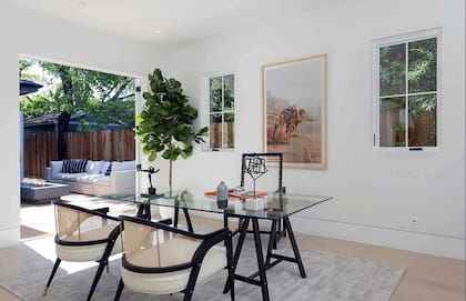 Además de las amplias habitaciones para cada miembro de la familia y los espacios de entretenimiento, la casa cuenta con una oficina parcialmente al aire libre
