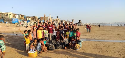 Además de las barreras, Bulacio organiza con voluntarios limpiezas de basura en zonas contaminadas
