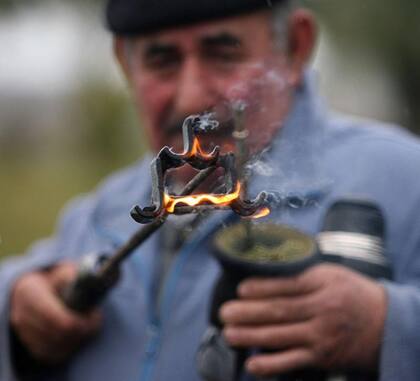 Además de las caravanas y los documentos de propiedad, una marca a fuego con un diseño único para cada propietario muestra quién es dueño de cada vaca.