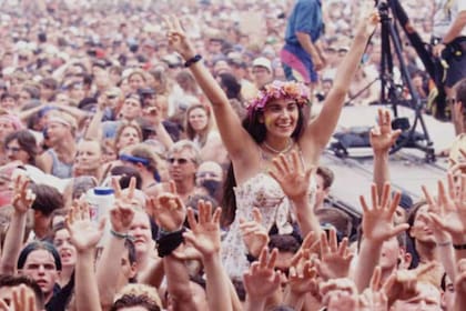 Las flores, las túnicas, la estampa dye tie, el patchwork, los pantalones acampanados y los chalecos, las prendas insignia que impuso Woodstock y que hicieron historia