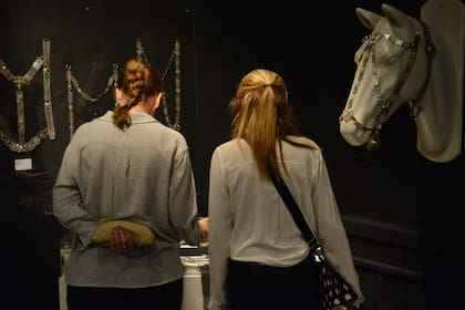 Además de las piezas antiguas, la muestra incluye una participación activa de la Asociación de Plateros Argentinos, que brindará talleres abiertos al público y visitas guiadas junto con los curadores para enriquecer la experiencia del visitante