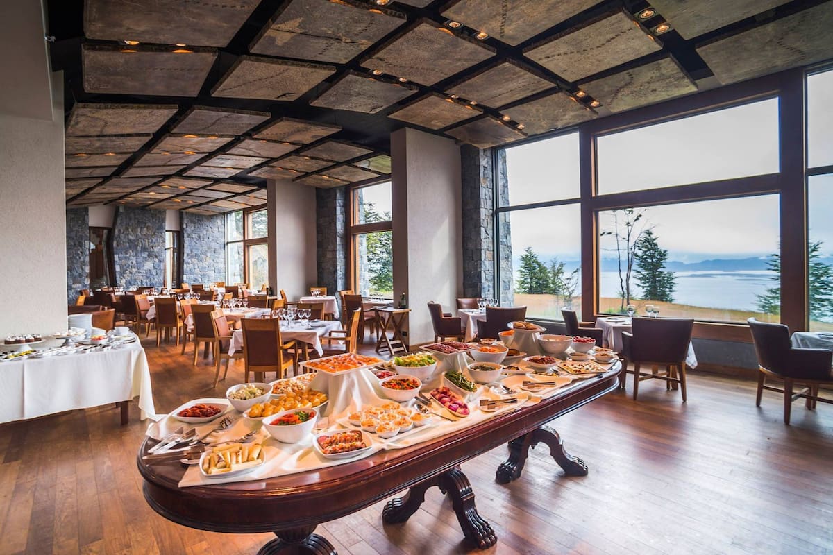 Además de las pistas, la ciudad fueguina ofrece motos de nieve, vuelos en helicóptero, paseos nocturnos, spas y una excelente gastronomía