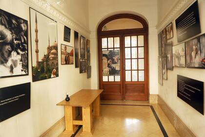 Además de libros y manuscritos, en la Fundación que creó Kodama en 1988 hay un museo que aloja objetos, fotografías y condecoraciones que pertenecieron a Borges