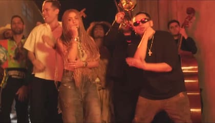 Además de lo que se escucha en la voz de Shakira, el video de "El jefe" contiene una referencia no verbal