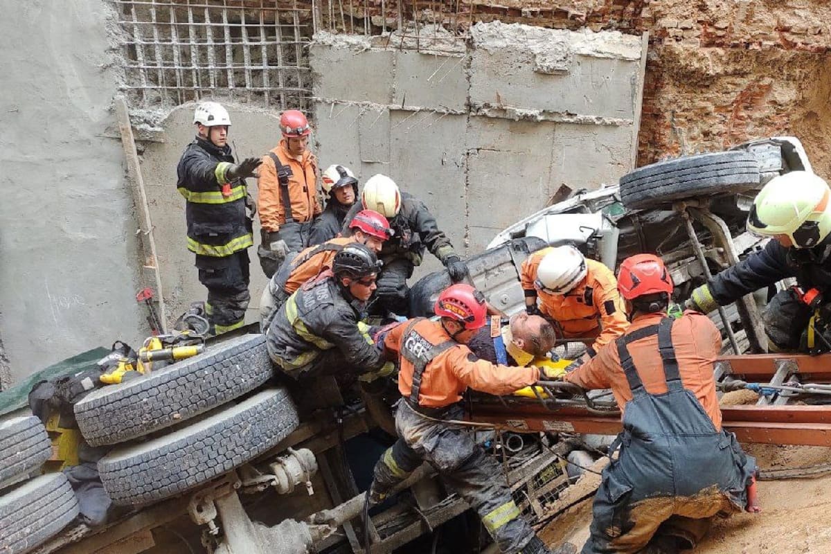 Además de los bomberos, trabajan el SAME y efectivos de la policía