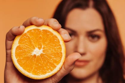 Además de los cítricos, alimentos como kiwi, pimientos rojos, fresas y perejil contienen más vitamina C que las naranjas (Foto: iStock)