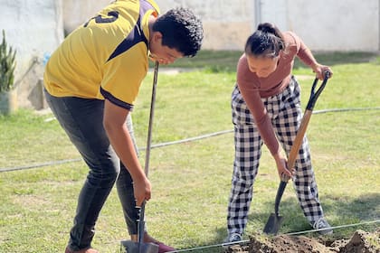 Además de los conocimientos teóricos, en la escuela aprenden a hacer pozos, trabajar con maquinaria y todo lo vinculado con el manejo de los animales y las plantas