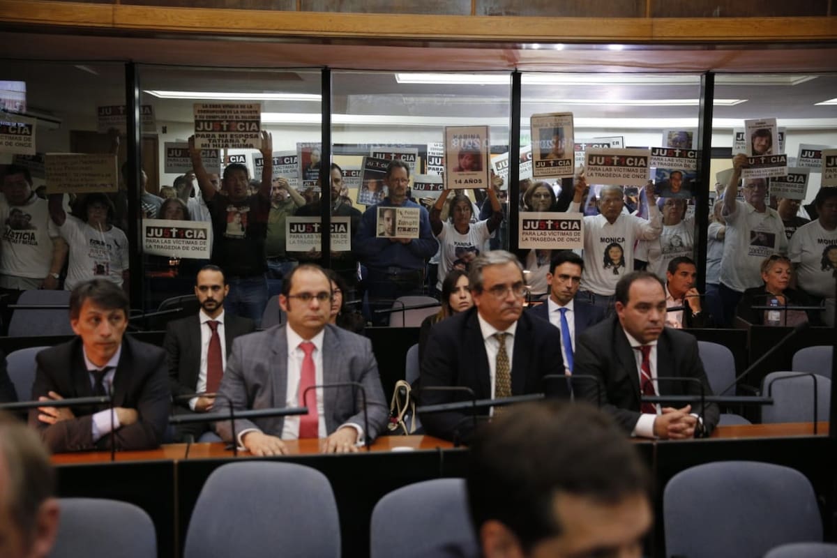 Además de los exfuncionarios Ricardo Jaime y Juan Pablo Schiavi,y del empresario Claudio Cirigliano fueron también condenados otros 16 exdirectivos de TBA