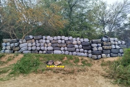 Además de los ladrillos de cocaína, también se incautaron más de tres toneladas de hojas de coca