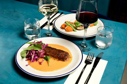 Además de los platos colombianos, Casa Seis ofrece los clásicos argentinos: vino tinto y carne roja