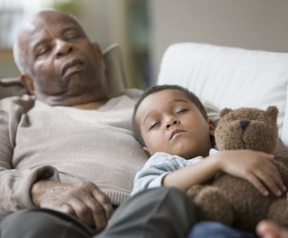 Además de los problemas de salud, los hombres de avanzada edad se exponen al agotamiento físico que supone la crianza de los hijos