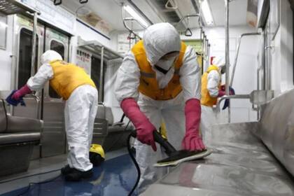 Además de los riguroso exámenes para detectar a los contagiados, también hay sesiones de limpieza en los trenes, metros y buses