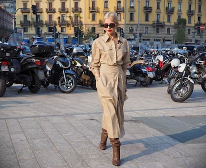 Además de los tonos tierra claros, optan por vestidos minimalistas o jeans de buen corte y camisa