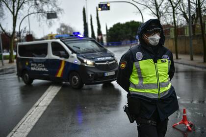 Además de militarizar sus calles, España dispuso hoy el restablecimiento de los controles fronterizos terrestres