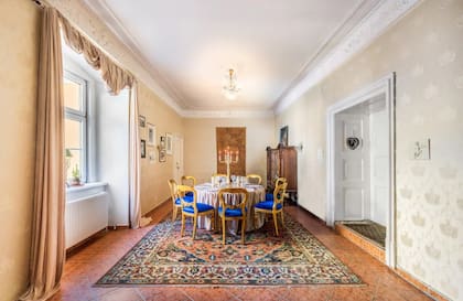 Además de Mozart, visitaron el castillo otras personalidades reconocidas como Napoleón Bonaparte, Franz Schubert, el Papa Pío VI, la princesa Isabelle von Bourbon-Parma y el emperador Franz Stephan von Lothringen