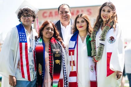 Además de Naomi Peña, otros estudiantes también pudieron vestir atuendos con referencias culturales de sus países de origen