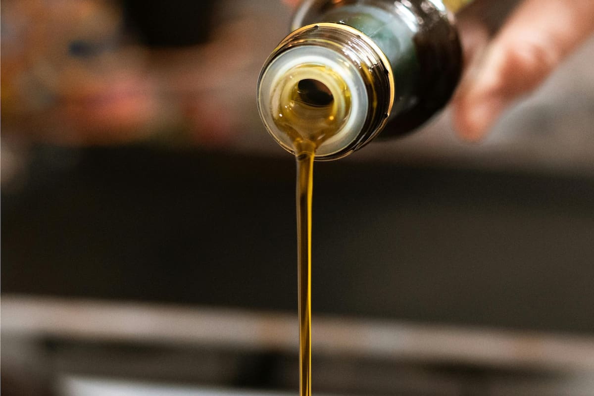 Además de nutrir desde adentro, suaviza e hidrata la piel y ayuda a calmar irritaciones y marcas recientes