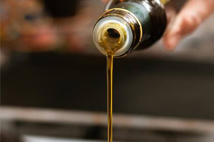 Además de nutrir desde adentro, suaviza e hidrata la piel y ayuda a calmar irritaciones y marcas recientes