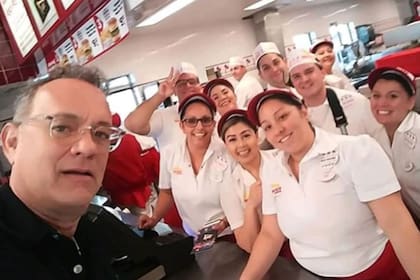 Además de pagar por la comida, Tom Hanks se fotografió con los empleados y los comensales