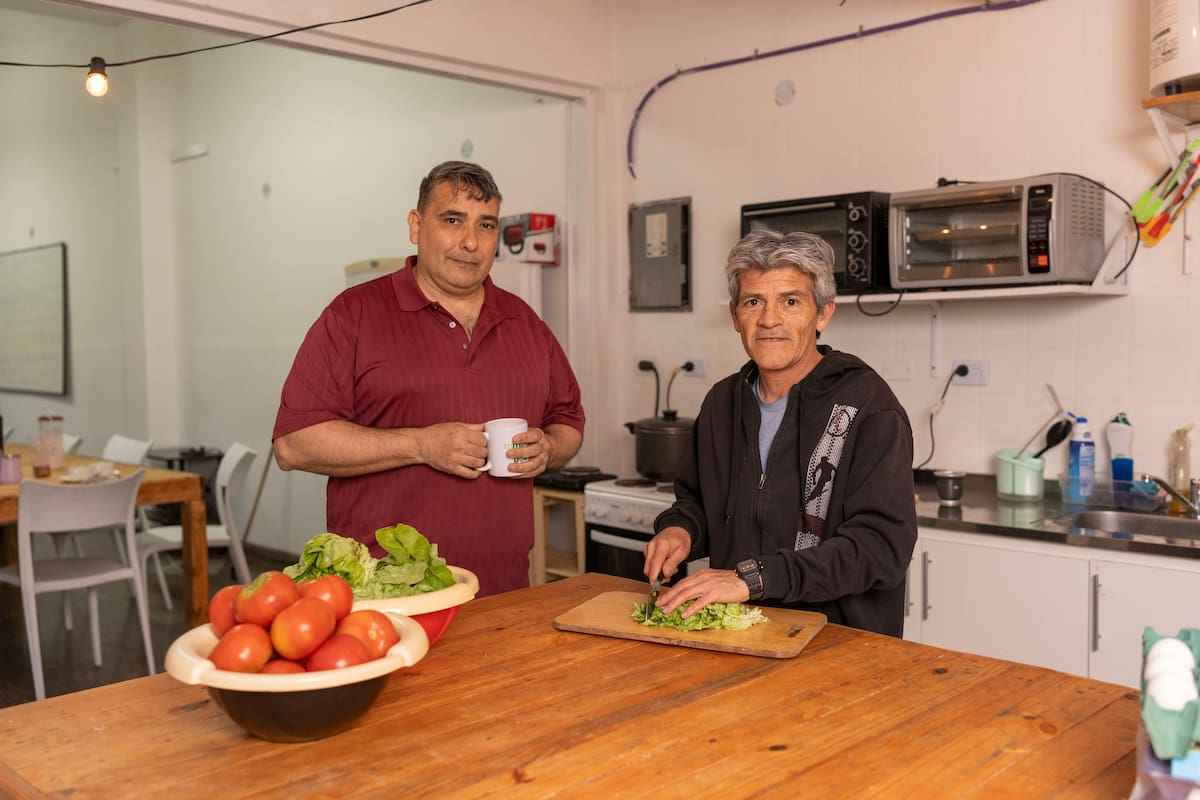 Además de participar de las capacitaciones, los participantes del proyecto, como Carlos Martínez y Marcos Pérez, tenían que organizarse para hacer las tareas de la casa. Foto: Gentileza Proyecto Matías