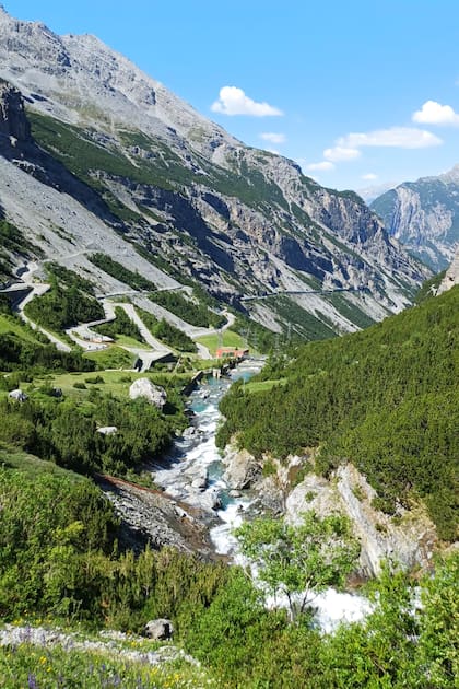 Además de pedalear, los paisajes invitan a disfrutar de los Alpes
