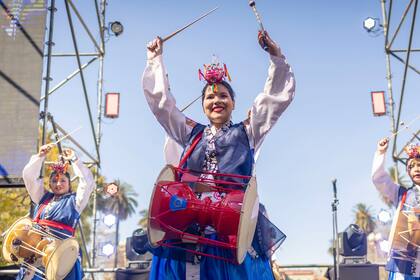 Además de probar delicias típicas, habrá stands institucionales y culturales donde se podrán descubrir las tradiciones, artesanías y costumbres de estas colectividades